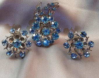 Vintage Aqua Blue Rhinestone Brooch and Earrings//Silver Comet Sprays/Silver Metal Frame//Light Blue Flash of Stars//Pronged