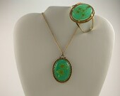 Vintage Lucite Necklace Pendant and Bracelet with Real Flowers Embedded in the Stones