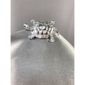 Gerry's Turtle Polished Silver metal Sapphire Blue Stone eyes 1 3/4 x 1 1/8" Vintage