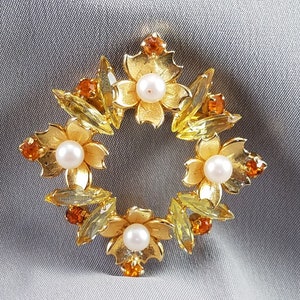 Anstecknadel//Brosche//Orange und klarer Strass//Zacken//Floral//Perlen//Goldfarbene Blumen//Geschenk für Sie// Vintage