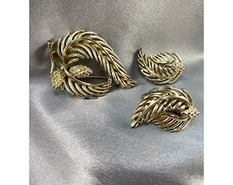 Lisner Pin Brooch Earrings White Pine Design Marked Goldtone 50s Vintage