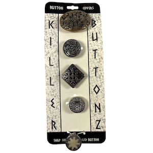 Puede incluir: Una tarjeta de cubiertas de botones decorativos en varias formas: ovalada, redonda y de diamante. Los botones son plateados y bronce con diseños ornamentados. La tarjeta dice "KILLER BUTTONZ" y "BUTTON COVERS". Un botón a presión está en la parte inferior.