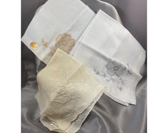 LINGE ANCIEN - Superbe mouchoir fleuri de dame en linon brodé main avec initiale avec raisin et épis de blé - Passion de blanc