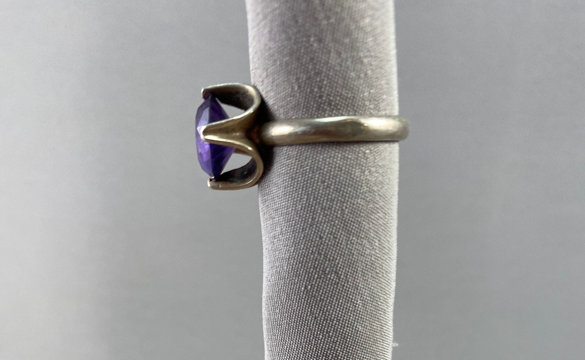 Ring//mexican 825 Silver/marked Avm//large Dark Pink