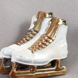 Pin//Ice skates// Winter Jewelry//Plastic// Hand Painted //Safety Pin Style Clasp//Old Style Skates// Vintage//Figure skates//40s jewelry