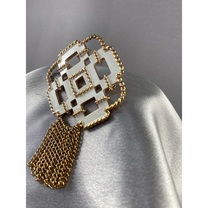 Avon Brooch Pin White Enamel Geometric Gold Twisted Roping Fringe Vintage image 3