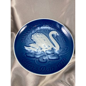 Bing and Grondahl Copenhagen Porcelain Blue and White Swan and Cygnets 1976 Mors Dag