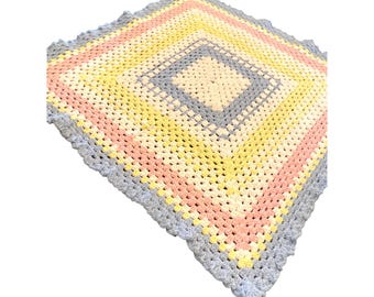 Couverture pour bébé pastel crochetée à la main 30 x 30 po