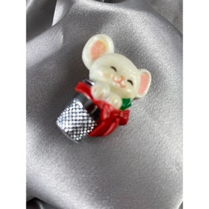 Broche de Noël Petite souris blanche en dé à coudre, carte poinçonnée 1 1/2"x1 1/4" Vtg 1983