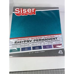 以下が含まれることがあります： Siser EasyPSV Permanentビニールシートのパッケージ。 パッケージには、光沢のある仕上げのティール色のシートが使用されています。 「GALAXY COLLECTION」と「30.48cm x 30.48cm」の文字が見えます。 パッケージには、各30.48cm x 30.48cmのシートが5枚入っています。