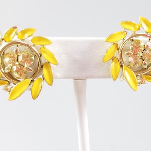Boucles d'oreilles//Lisner//Émail jaune//Spirale feuille//Strass transparents//Pierres serties à la main//Fond vissé//Ajustable//Marqué//Doré