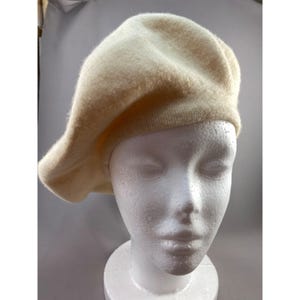 Vintage Cream Wool Beret Hat Unisex Liz Claiborne Soft Stylish Classic French Style
