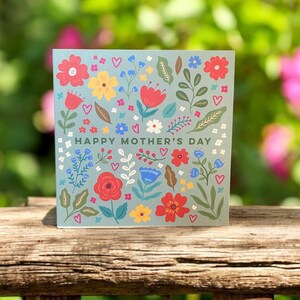 Tarjeta para el Día de la Madre con hermosas flores y corazones / Hermosa tarjeta para mamá / Se puede enviar por correo al destinatario con un mensaje personal
