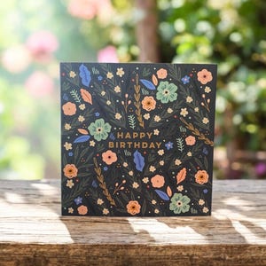 Cartão de aniversário com flores e flores silvestres bonitas | Cartão de aniversário para ela | Cartão floral | Pode ser enviado para o destinatário com mensagem pessoal
