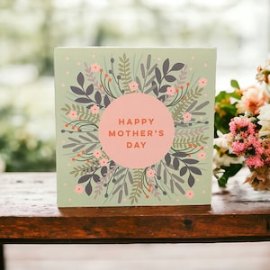 Bonita tarjeta para el Día de la Madre con flores y hojas. Bonita tarjeta para mamá. Se puede enviar por correo al destinatario con un mensaje personal.