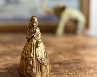 Vintage massiv mässingsfigurin med damklocka, viktoriansk kvinnas handklocka, kolonial damdekor, samlarklocka i mässing