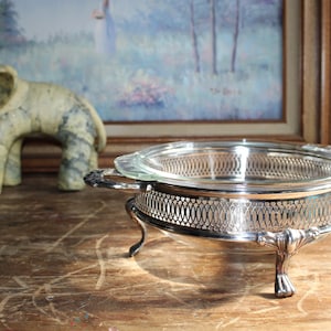 Antyczna posrebrzana taca do serwowania na nóżce | Ozdobny wzór galerii | Oryginalny szklany wkład Fire-King o pojemności 1,5 kwarty