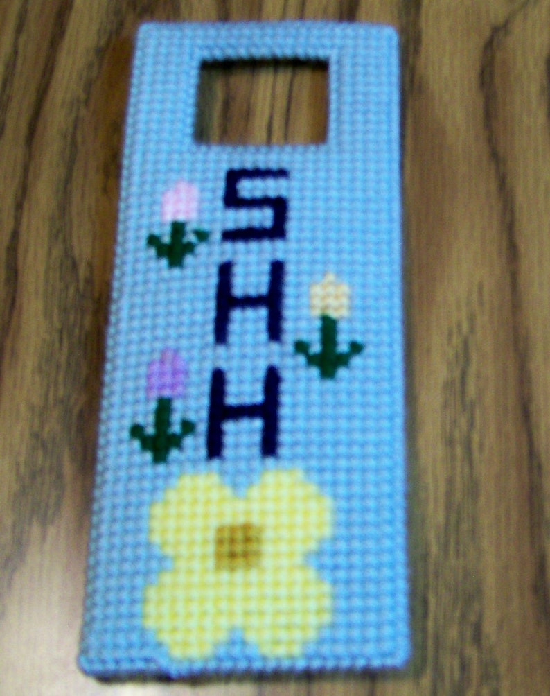 Door Hanger Pattern, Stocking Stuffers, Handmade, Acrylic Yarn, SHH, Flower, Plastic Canvas image 1