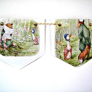 Puede incluir: Una pancarta decorativa con dos banderines ilustrados. Uno muestra un zorro leyendo un periódico y un ganso. El otro muestra un ganso y un zorro con abrigo verde. Los banderines están conectados por una cuerda marrón.