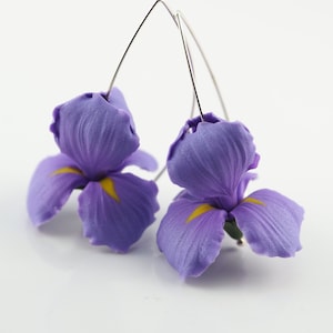 Orecchini pendenti a forma di fiore di iris in argilla polimerica scolpiti a mano: filo d&#39;argento 930