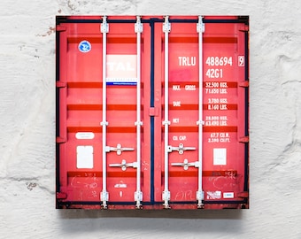 Hamburg on wood - red container