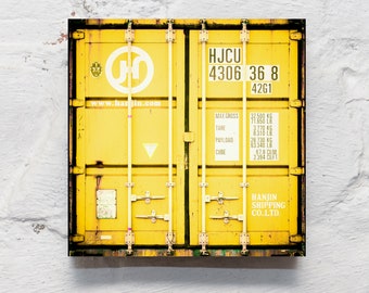 Hamburg on wood - yellow container