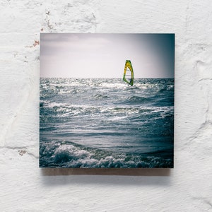 Maritimes auf Holz Windsurfer Bild 1