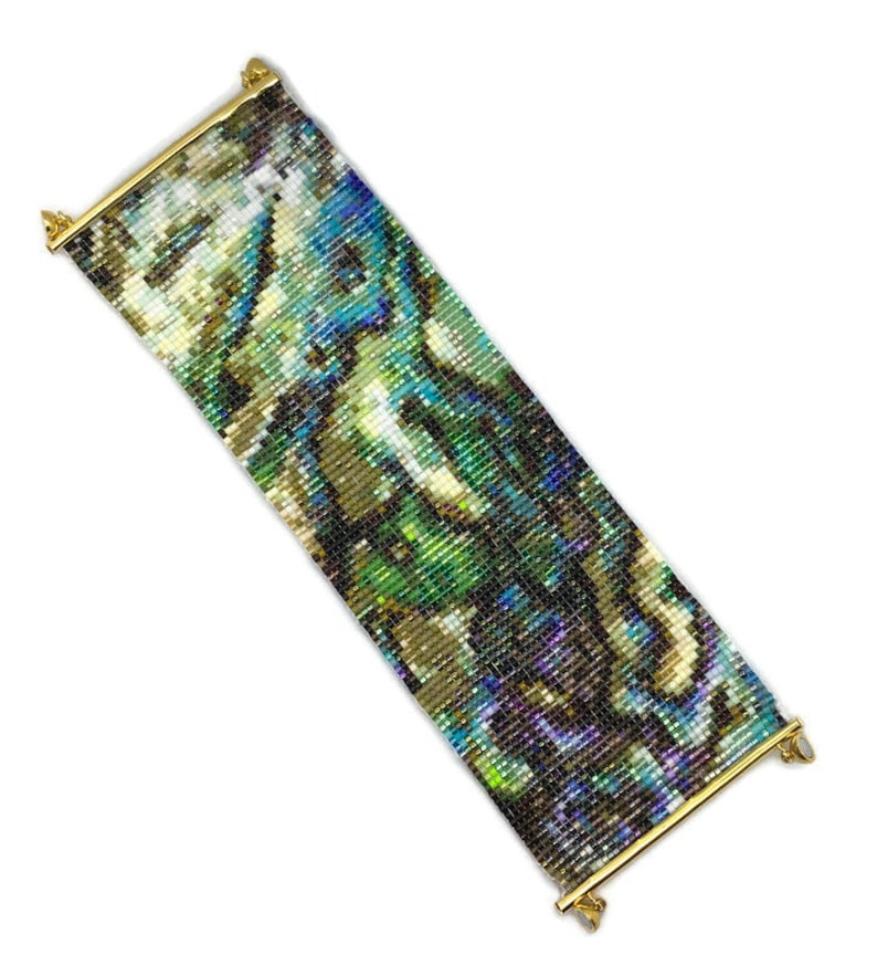 K&ouml;nnte beinhalten: Ein Armband aus Perlen mit einem farbenfrohen, abstrakten Muster. Das Armband besteht aus kleinen, schillernden Perlen und hat einen goldenen Verschluss.