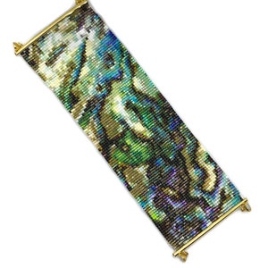 K&ouml;nnte beinhalten: Ein Armband aus Perlen mit einem farbenfrohen, abstrakten Muster. Das Armband besteht aus kleinen, bunten Perlen und hat einen goldenen Verschluss.
