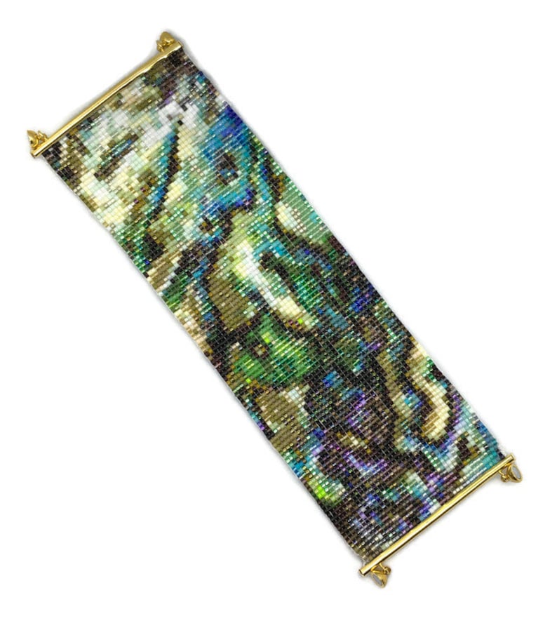 K&ouml;nnte beinhalten: Ein Armband aus Perlen mit einem farbenfrohen, abstrakten Muster. Das Armband besteht aus kleinen, bunten Perlen und hat einen goldenen Verschluss.