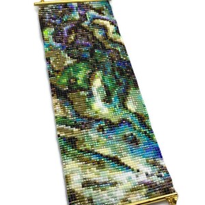 K&ouml;nnte beinhalten: Ein Armband mit bunten Perlen und einem abstrakten Design. Das Armband besteht aus kleinen, bunten Perlen, die zu einem einzigartigen und komplizierten Muster gewebt sind. Das Armband ist an einer goldenen Metallstange mit zwei goldenen Metallverschl&uuml;ssen befestigt.