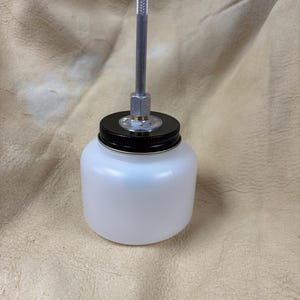 Navulbare dispenserfles voor contactlijm van 237 ml met verstelbare applicatorborstel van paardenhaar.