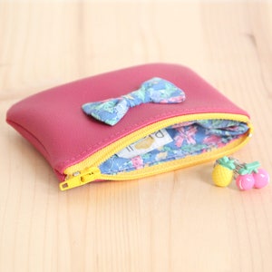 Monedero de niña infantil en mockeden cuero rosa / azul azul retro nudo con la libertad de la flor vintage / amarillo zip / cumpleaños regalo niña / SME15