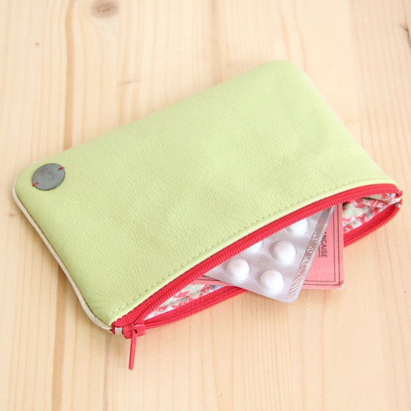 Pochette Cuir recyclé Vert anis Zip rouge / Trousse femme bijoux doublée Tissu vintage fraises / Anniversaire Femme Maman Noël / POCC30