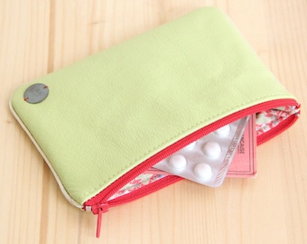 Pochette Cuir recyclé Vert anis Zip rouge / Trousse femme bijoux doublée Tissu vintage fraises / Anniversaire Femme Maman Noël / POCC30