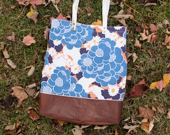 Tote tas gerecycleerd leder vrouwen/oranje blauw bloem stof tas, bruin lederen/grote schoudertas behandelt gouden lederen klinknagels/Women's cadeau idee