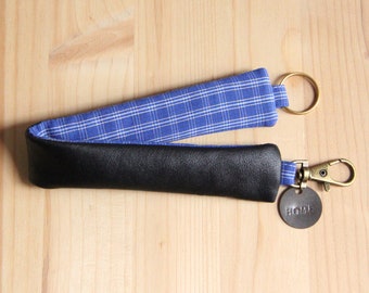 Porte-clés cuir noir recyclé et carreaux bleus / Porte-clefs homme personnalisable / Porte-clés message gravé / Cadeau Noël personnalisé