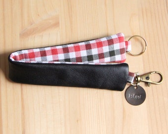 Black recycled leather keychain with red plaid checks / Personalizable men keychain / Personalized Christmas gift / Fathers day gift