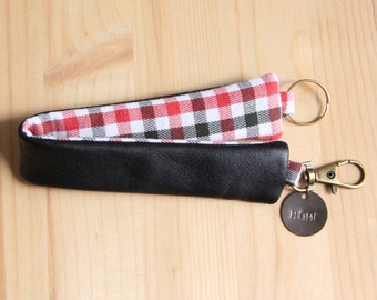 Porte-clés cuir noir recyclé et carreaux rouges / Porte-clés homme personnalisable / Porte-clefs bûcheron gravé / Cadeau Noël personnalisé