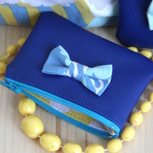 Monedero niño niña azul Roy y turquesa // nodo Pop Retro // tela vintage de cuero similar // bolsillo con cremallera // cumpleaños // SME8