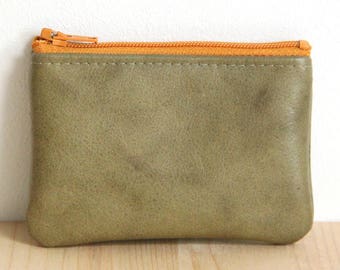 Porte-monnaie en cuir vert kaki recyclé / Porte monnaie zip moutarde pour homme / Pochette doublée tissu vintage fleurs / Cadeau Noël