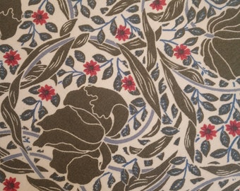 Op de afbeelding: Een beige stof met een herhalend patroon van bruine gestileerde tulpen en rode bloemen. De achtergrond is lichtbeige.