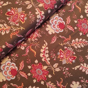 Könnte beinhalten: Brauner Stoff mit einem sich wiederholenden Blumenmuster. Die Blumen sind rot, gelb und weiß mit grünen Blättern.