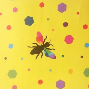 Puede incluir: Una abeja colorida con alas de arcoíris sobre un fondo amarillo con formas geométricas de varios colores.
