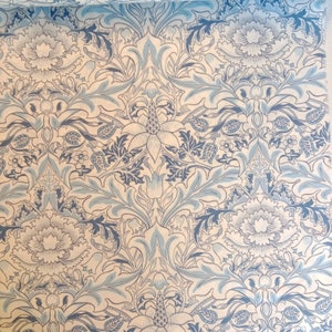 William Morris Wandle Severne Nadruk na granatowej bawełnianej tkaninie pikowanej 50 cm