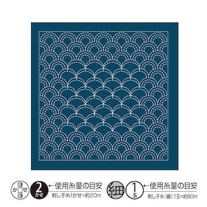 Könnte beinhalten: Ein quadratischer, dunkelblauer Stoff mit einem weißen, gestickten, wellenartigen Muster. Das Design wird von einem weißen Rand umrahmt. Japanischer Text und Zahlen unten zeigen den Fadenverbrauch an: 1 Strang = ca. 20 m, 1 Knäuel (dünn) = ca. 80 m.