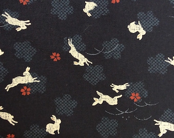 Authentische japanische Textilien mit geblümten Kaninchen auf dunkelblauem Baumwollstoff, 50 cm lang