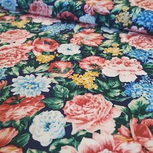 Courtepointe Liberty of London Emporium Emporium pour confection de vêtements, roses thé fleurs sauvages en bleu par 50 cm