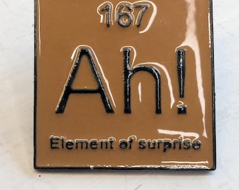 Wissenschaft Ah, das Element der Überraschung Brosche