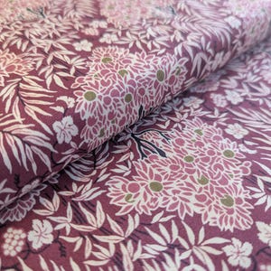 Liberty London Winterbourne bomullstyg: Woodhaze rödbrun blommig - 50 cm